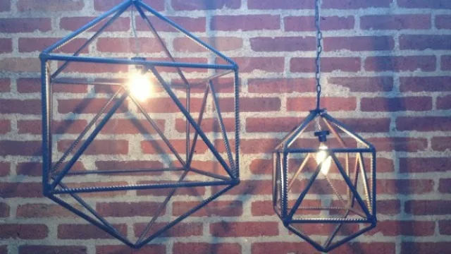 Siguiendo las líneas minimalistas de la tendencia del diseño, Galpón llegó con estas lámparas de hierro. 