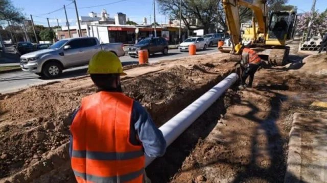 Inició la construcción de un aliviador cloacal que beneficiará a 12.000 vecinos de seis barrios