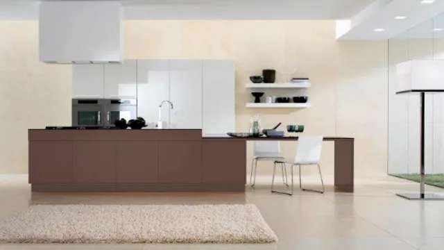 El coñac, el color estrella de la cocina. Los tableros de madera resisten las contingencias de la cocina como humedad o grasa.