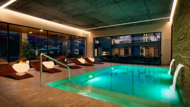 Ofrecerá seguridad las 24 hs, piscina, cochera subterránea, pileta climatizada, spa, espacio gourmet, un kinder, salón de juegos y entretenimientos, además de un espacio para la cocina criolla.