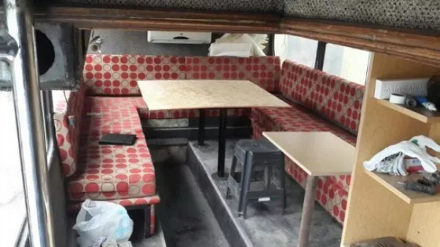 El living comedor que tendrá pantallas, DVD y PlayStation.