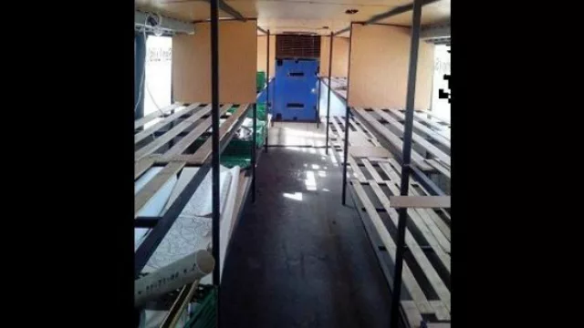 Todavía en construcción: las camas cuchetas van tomando forma.