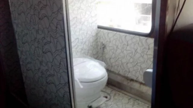 No tiene uno, sino dos baños.