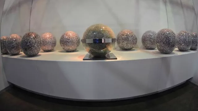 Un millón de dólares dentro de una bola de cristal (la obra más sorprendente de ArteBA)
