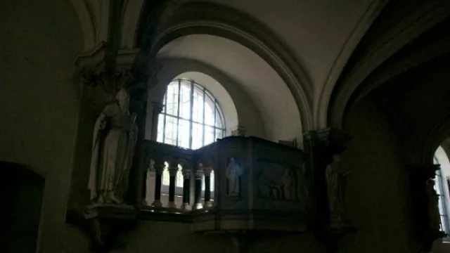 Las esculturas resaltan el estilo neomedieval de la estructura, haciendo de la Abadía el escenario perfecto para los nuevos diseños y arquitectura. 