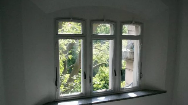 El verde que entra por las ventanas e ilumina los ambientes se fusiona a la perfección con el misticismo que encarna este lugar.