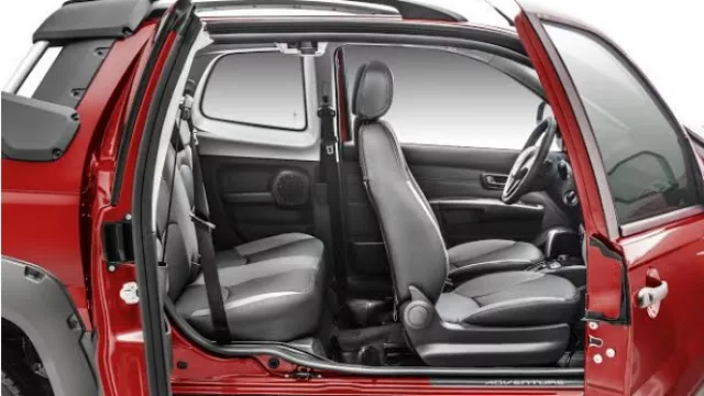 Así funciona la tercera puerta de la Strada: se eliminó el parante interior para permitir un acceso fácil a los asientos traseros.