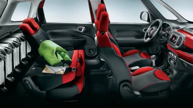 La vedette de la Colección 2014: el Fiat 500 L, un compacto - monovolumen pensado para familias.