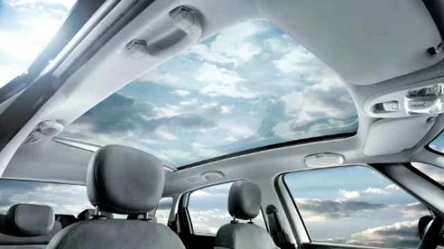 El espectacular techo panorámico del 500 L corona un interior de auto grande para la emblemática línea de Fiat.