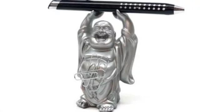 Otra vez Buda, pero esta vez demostrando su fuerza para levantar semejante lapicera. (Disponible en portales de venta online).