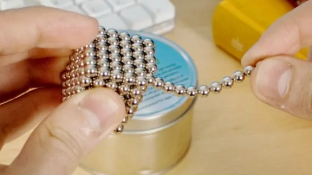 El cubo magnético, por supuesto, una excusa de pisapapeles o sujetatarjertas… pero para muchos un juego para tomarse un recreo en el trabajo.