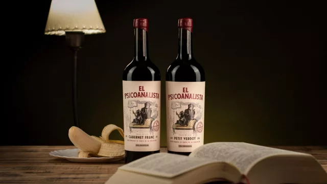 El psicólogo que encontró en el vino su segundo diván (y ya lleva 5.000 botellas de terapia líquida)