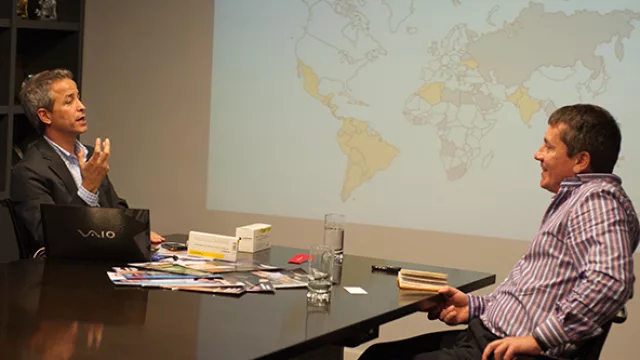 Un medicamento biotecnológico es un producto para la salud humana que se producen a través de seres vivos, una bacteria o una célula y no a través de síntesis químicas.