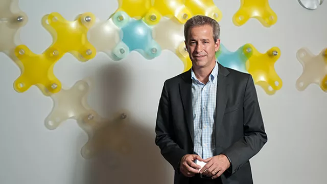 Nosotros clonamos células para que -en un proceso- se produzcan las células que queremos.