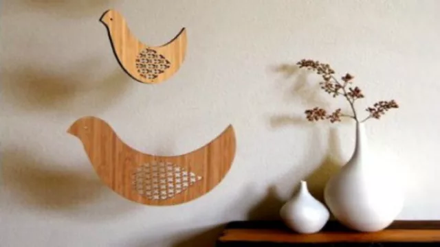 Pájaros de madera colgantes. Una reinterpretación del móvil hindú más sobrio y minimalista.