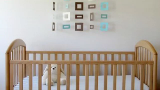 Los clásicos móviles para cunas repensados a un nivel más abstracto para salirse de los clásicos motivos infantiles.