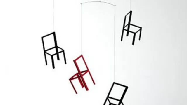 Sillas clásicas y limpias ideales para darle movimiento a la decoración en nuestra casa.