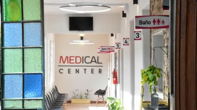 Así se ve la sala de espera de Medical Center (Paraguay 230, Alta Gracia). (Fotos: Lucas Miranda)