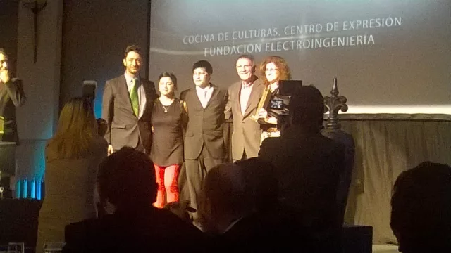 Carlos Bergoglio y su equipo recibiendo el premio para Electroingeniería de la mano de Francisco Marchiaro.