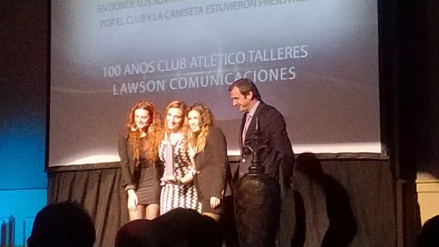 Las chicas de Lawson comunicación también se llevaron un Eikon.