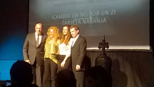 Juan Pablo Mon y la gente de Tarjeta Naranja recibieron su premio por "Cambiá un no por un Zi".