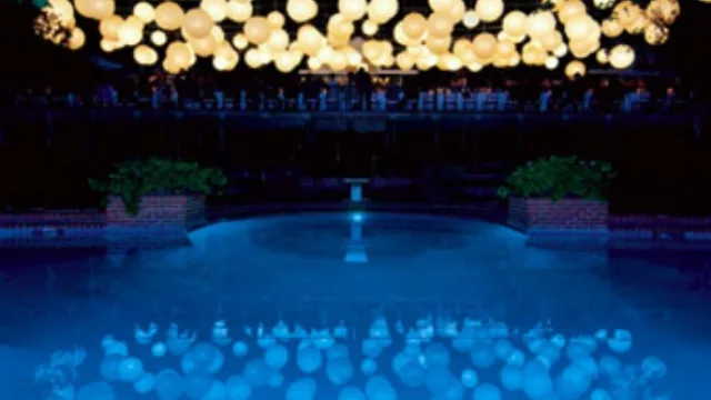 No necesariamente decoramos sobre el agua, pero el reflejo de las luces adornan también las piletas de forma original.