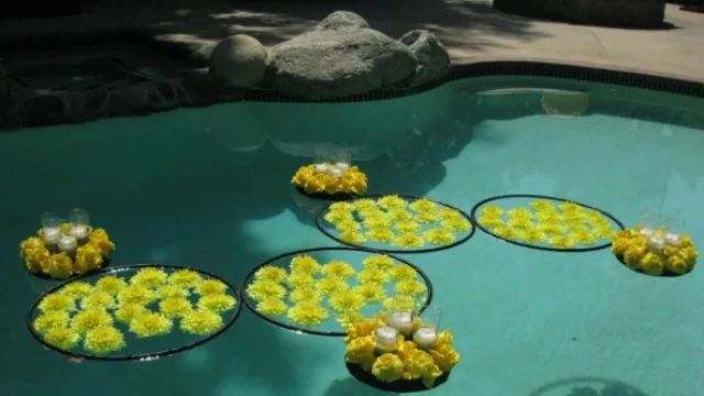 Simple: aros y flores. Ideal para adornar las piletas durante el día.