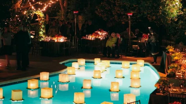 Pequeñas lámparas con su bandeja reavivan las piletas.