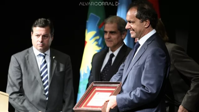 El gobernador bonaerense recibió un reconocimiento de parte de las autoridades de la FM.