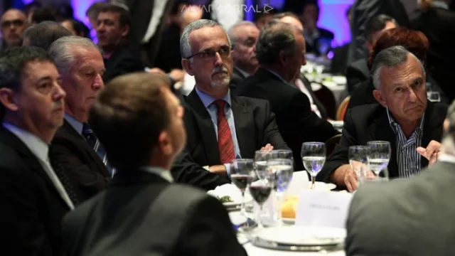 El expresidente de Fadea, Raúl Argañaráz (izq., corbata negra); junto al director de La Voz del Interior, Carlos Jornet (al centro) y el director de Cadena 3, Carlos Molina.