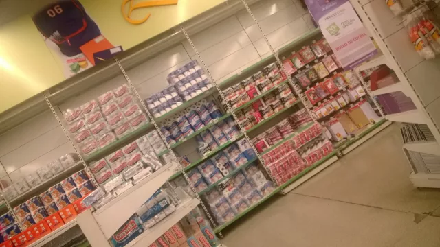 Donde había góndolas de librería ya están los racks de ¡Mami! Abajo productos por menor, arriba packs mayoristas