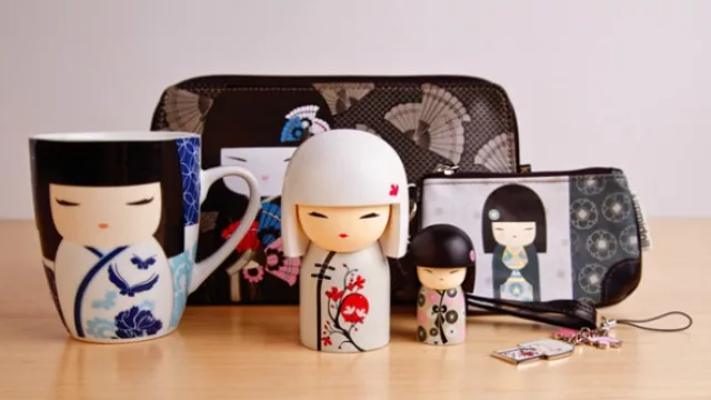 De todo: taza, cartucheras, laveros, billeteras y accesorios para el escritorio con una Kokeshi como protagonista.