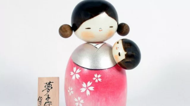 Una Kokeshi ideal para el Día de la Madre, disponible en www.kokeshidesigns.com.