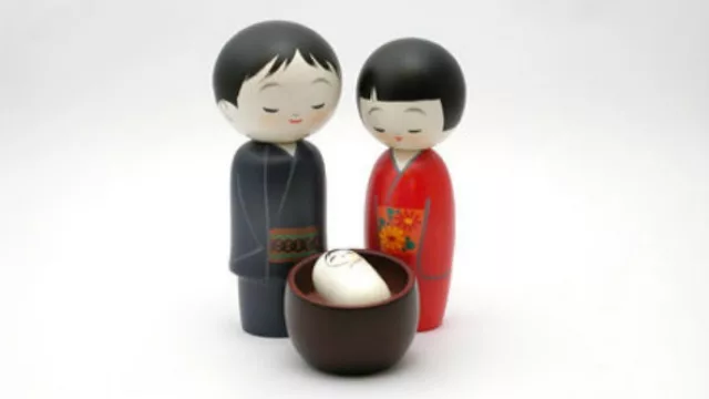 La cultura oriental llevada al extremo: Occidente. María, José y hasta el niñito Dios en versión Kokeshi.