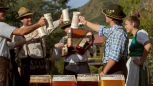 La Oktoberfest ya comenzó, aunque todavía faltan dos meses (Villa General Belgrano)