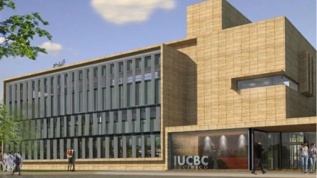 Arrancan las clases en universidad que promete formar los mejores médicos (70% son mujeres)