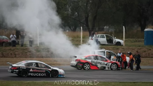 Uno de los autos con problemas en la recta del autódromo cordobés. 