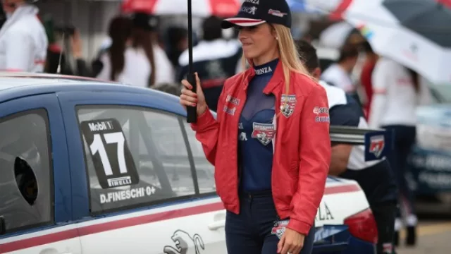 Las promotoras se lucieron en el Cabalén y mientras algunas evitaban que la lluvia las mojara...