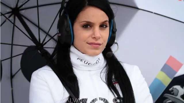  … otras se cuidaban del estruendo de los motores …