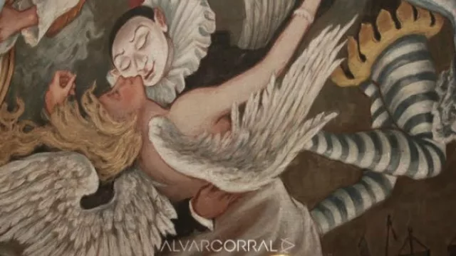 Un fino telón deja intuir algo de lo que habrá en escena en el primer cuadro.  La carpa garantiza excelente visión para sus 2.000 butacas.