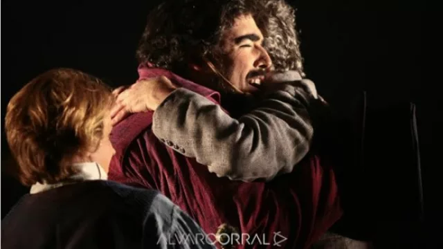 El abrazo de los amigos, preludio a que inicien los cuadros divertidos.