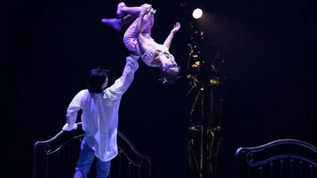 Mi cuadro favorito: los artistas se divierten como niños saltando en las camas de Mauro. Un momento único de Corteo.