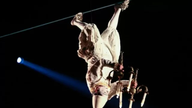  ¡¿Cómo lo hizo?!  Un payaso atraviesa el escenario caminando sobre un cable pero… ¡cabeza abajo!