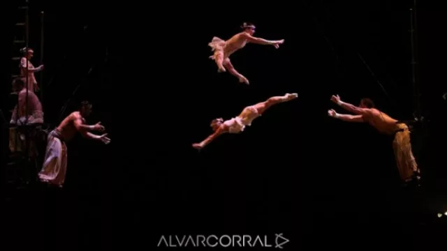 Los cuerpos vuelan por el aire en una rutina típica de circo pero con la vuelta de tuerca del Cirque du Soleil. Soberbio.