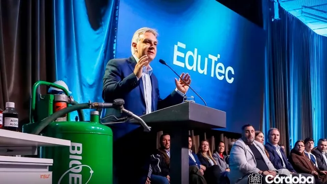 Llaryora anunció $3.500 millones para la educación técnica: así se repartirá entre 900 instituciones