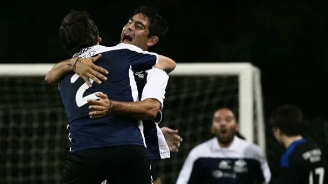 Alvano Sabattini festejando con Cáceres el gol de la victoria.