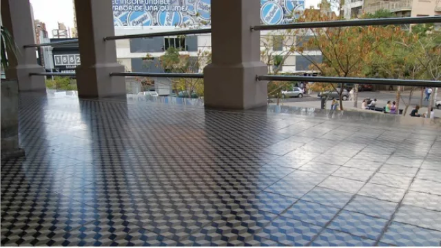 Los pisos del Buen Pastor con motivos geométricos en 3D.