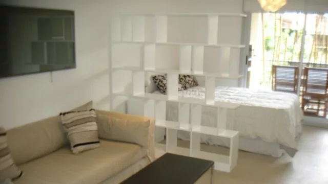 Las bibliotecas hacen de muros y ayudan a sectorizar los ambientes que queremos dividir.