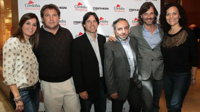 Ceci Bertarelli; Ezequiel Marconetti; Gastón Roberts, Center Manager de Córdoba Shopping; Pablo Pellegrino, dueño del local; Adolfo Martin, director comercial;  y Viviana Foglino, coordinadora comercial del Córdoba Shopping.