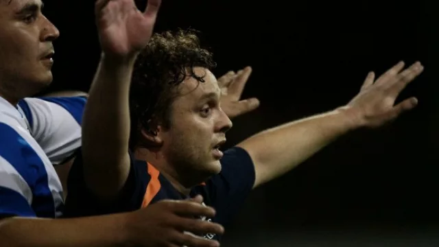 Los jugadores de Denson y Vanesa Duran dejando todo por la victoria.